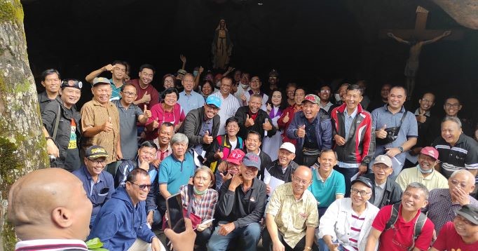 selesai Jalan Salib foto di Gua Maria---